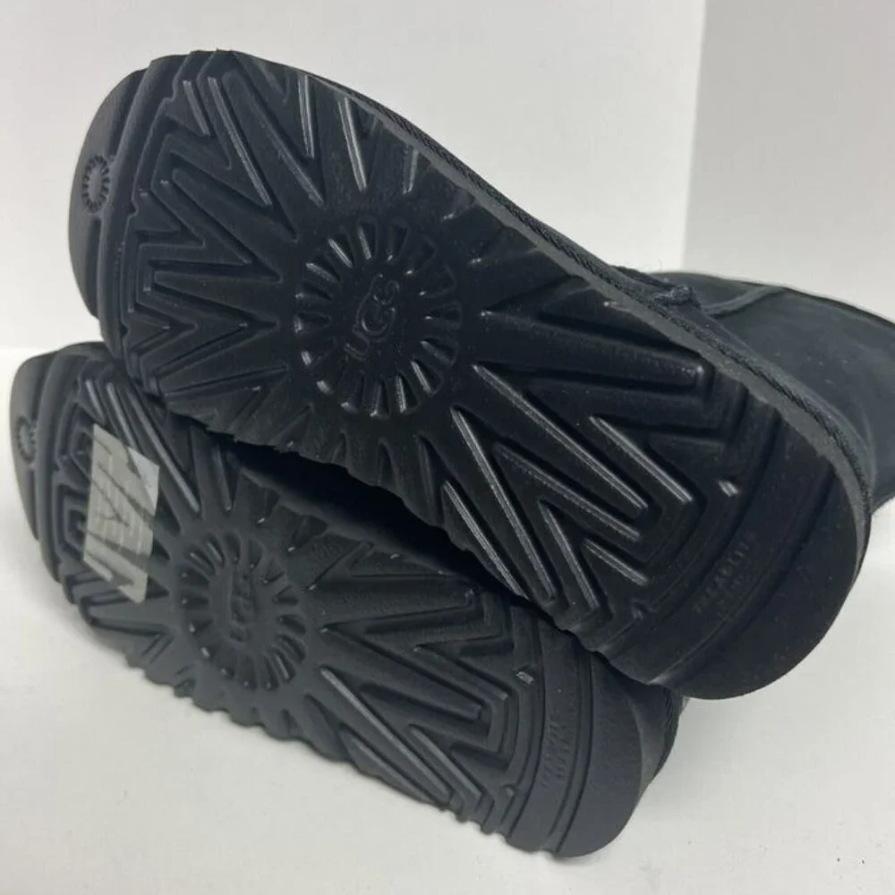 UGG Women's Classic Short II Boots Black, Size 7 M